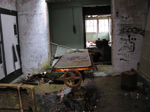 Abandoned places in Japan - abandoned operating table in Nichitsu Clinic