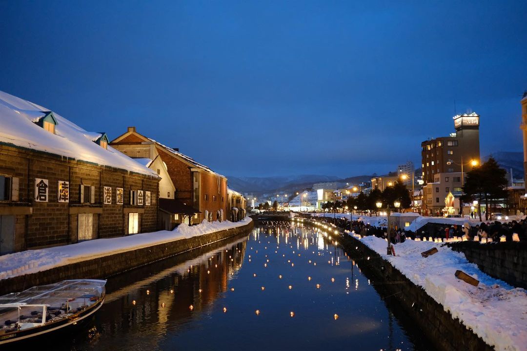 Cities in Japan to see snow - Lanterns lit along the European-style canal at Otaru at night