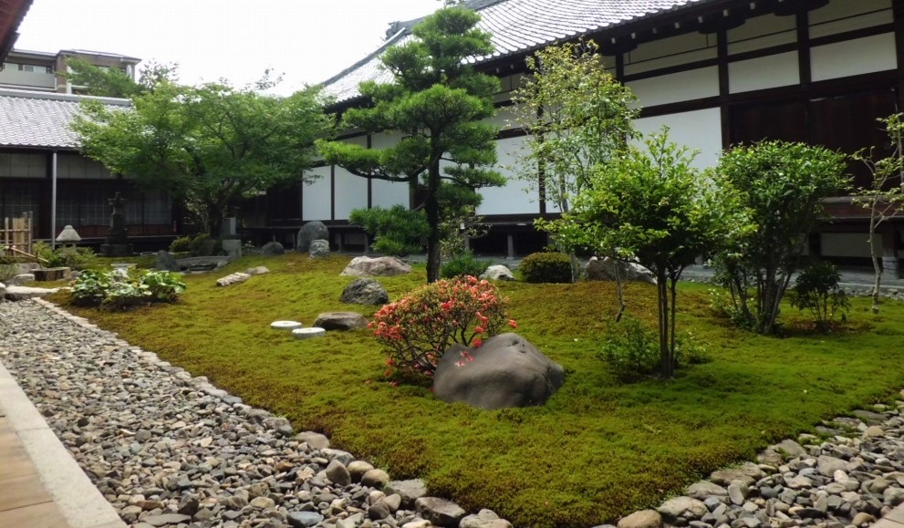 Hyakumanben Chion-Ji - sculpted gardens
