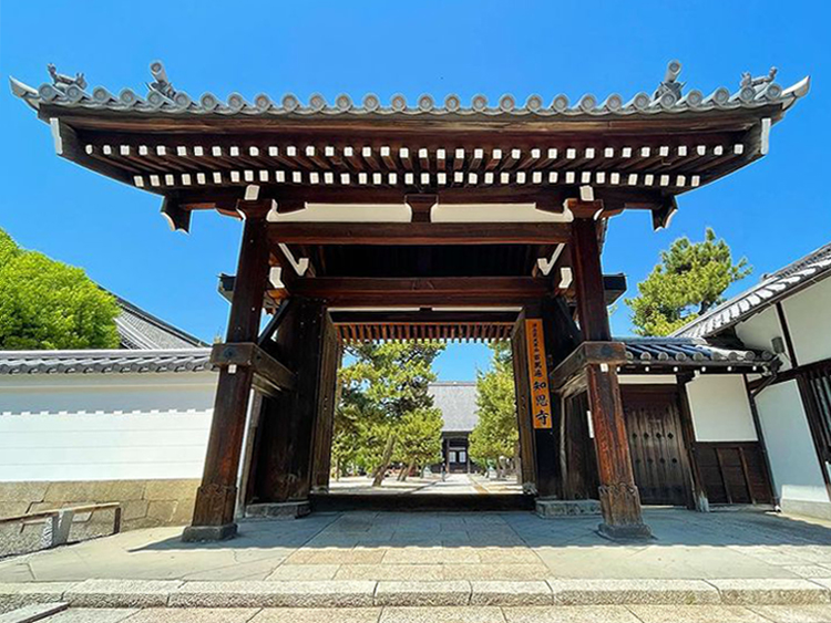 Hyakumanben Chion-Ji - another view of gate