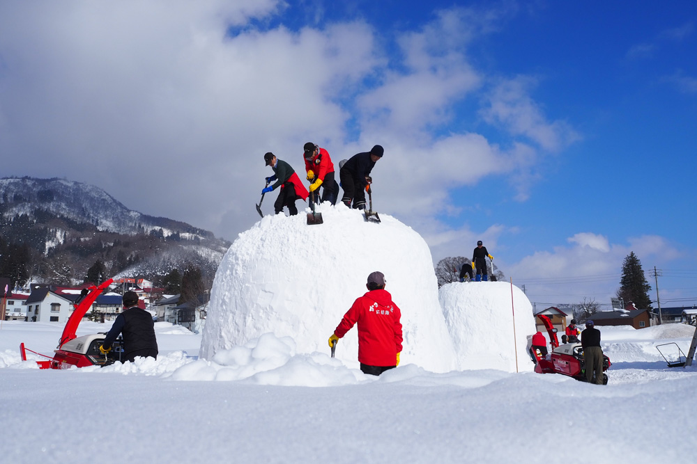 Iiyama Kamakura Village - men building snow huts