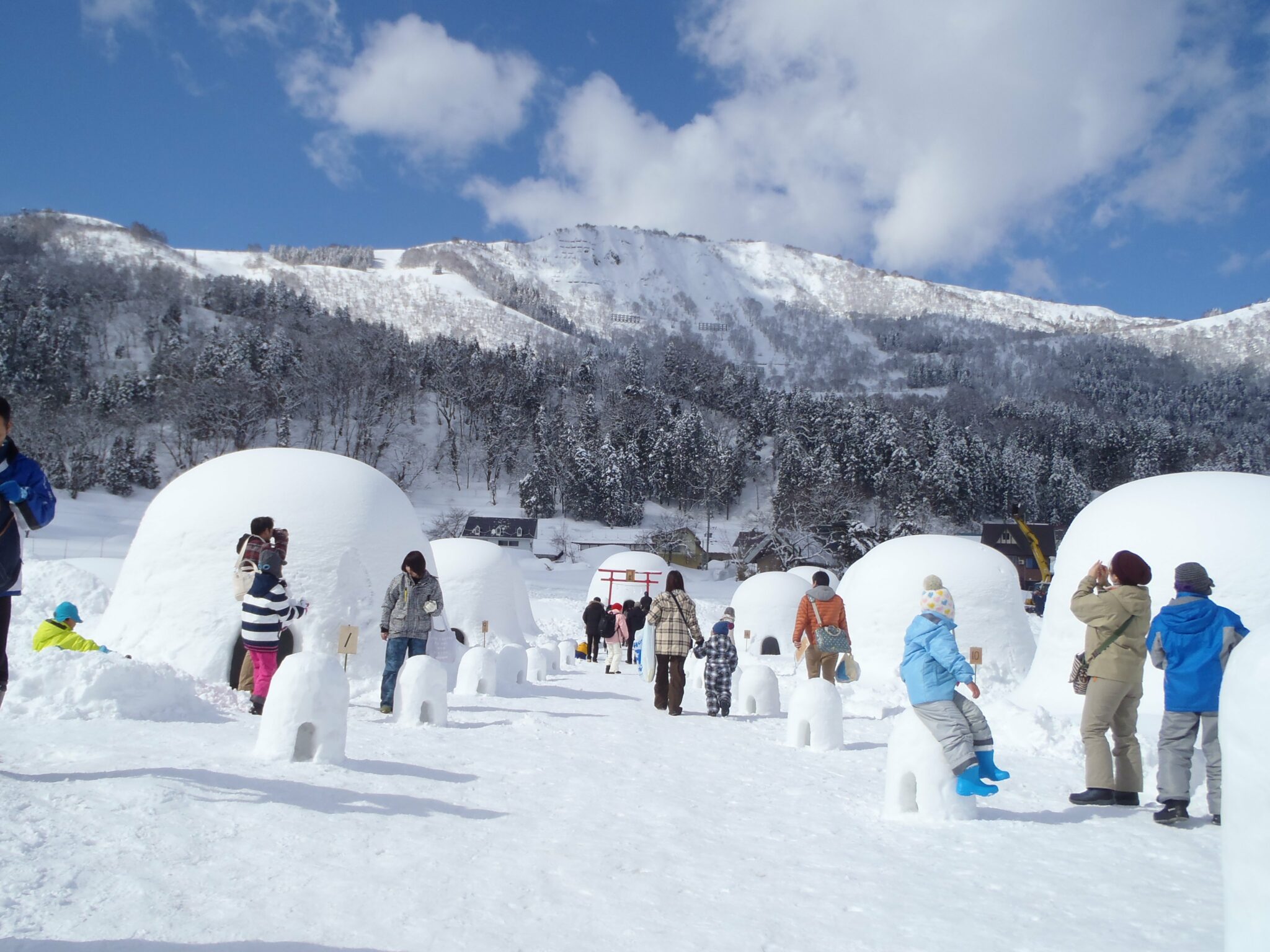 Iiyama Kamakura Village: Snow Huts Where You Can Enjoy Hearty Hot Pot