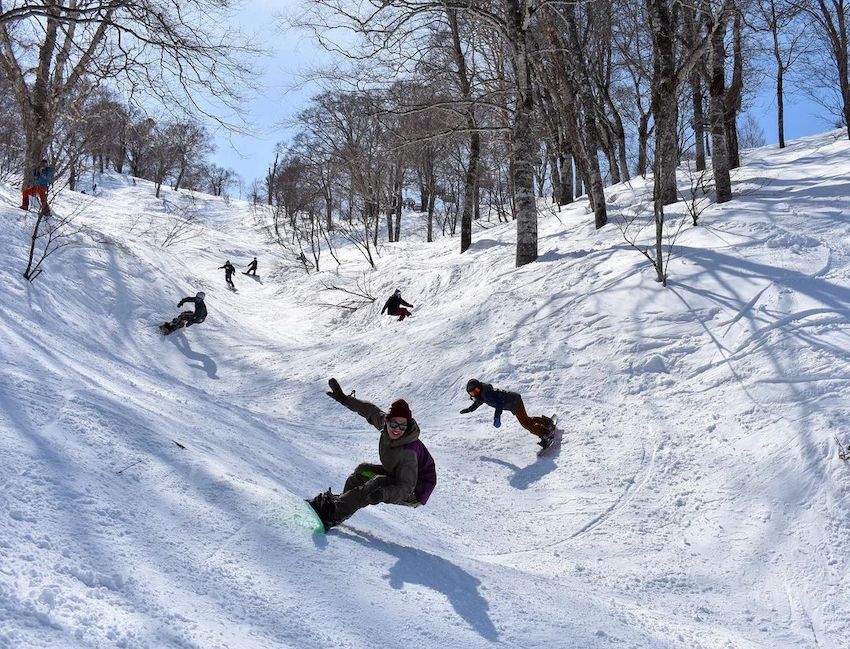 Japan ski resorts - people skiing at Nozawa Onsen Ski Resort