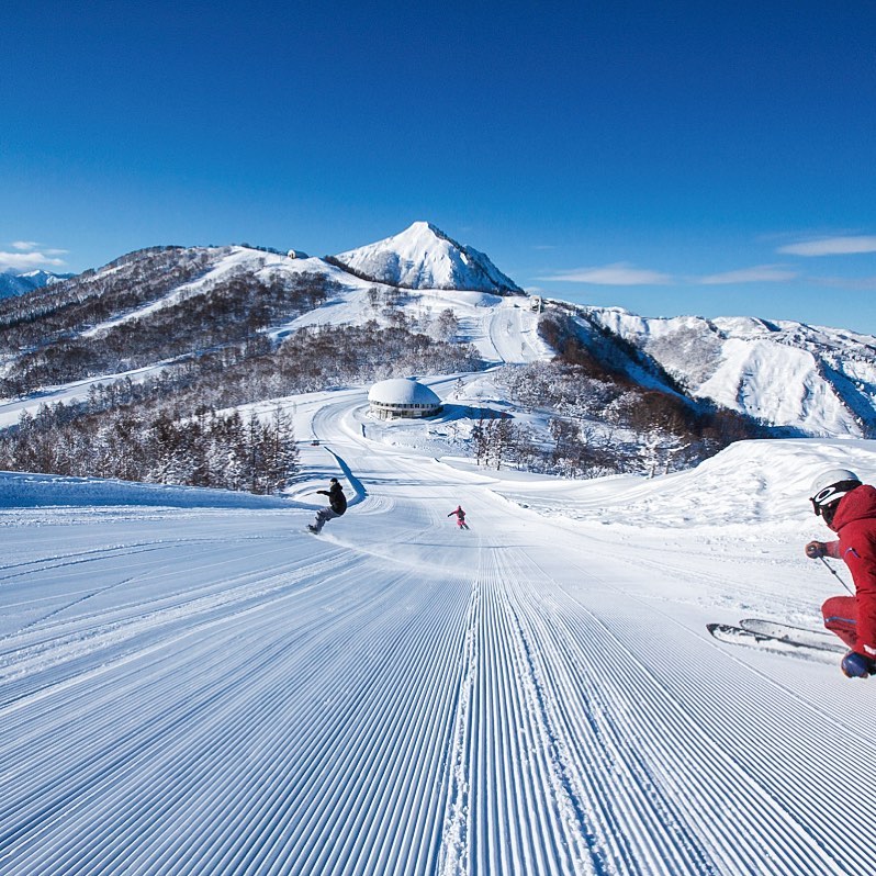 Japan ski resorts - people skiing at Maiko Snow Resort