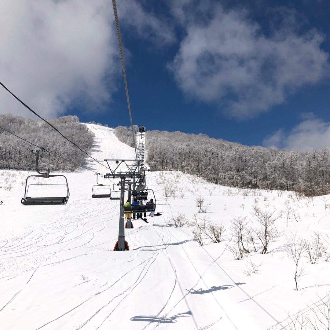 Japan ski resorts - chair lift at Maiko Snow Resort 