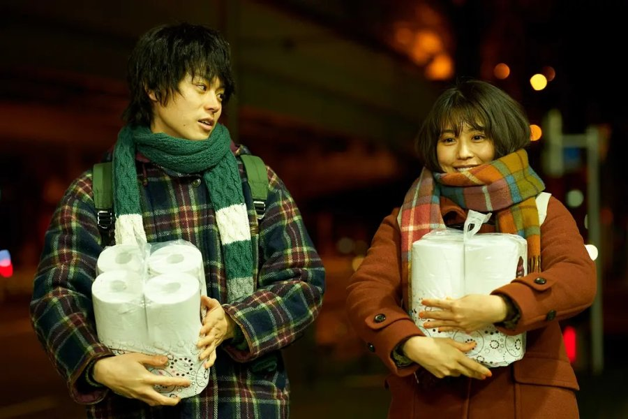 Japanese romance movies - Mugi Yamane and Kinu Hachiya strolling and talking together on the streets at night