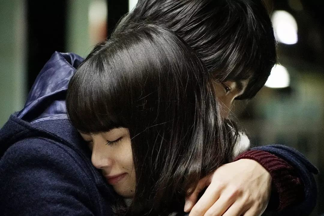 Japanese romance movies - Takatoshi Minamiyama and Emi Fujuku hugging each other at the train station