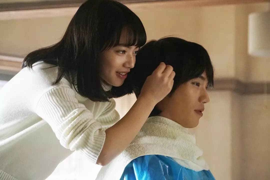 Japanese romance movies - Emi Fujuku helping Takatoshi Minamiyama cut his hair
