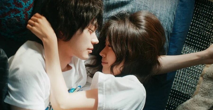 Japanese romance movies - Mugi Yamane and Kinu Hachiya hugging each other
