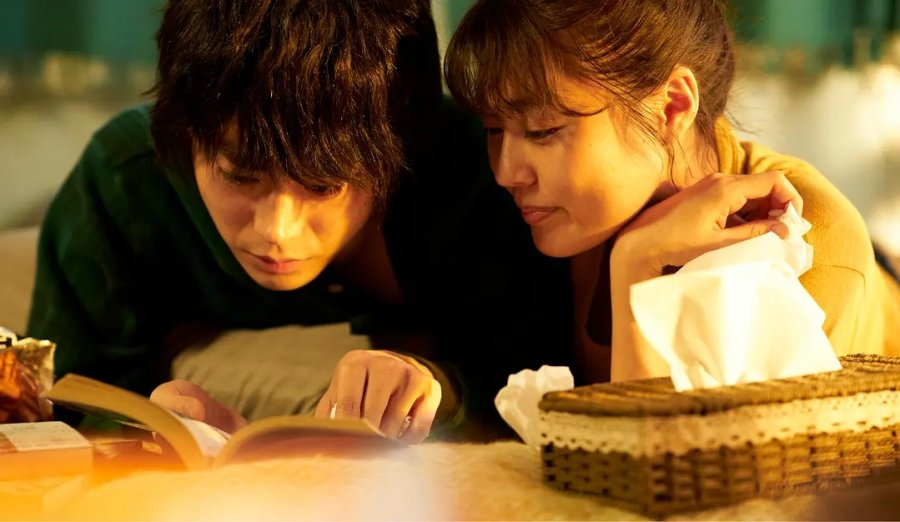 Japanese romance movies - Mugi Yamane and Kinu Hachiya happily reading a book together