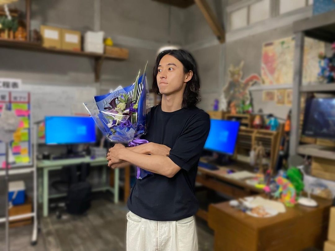 Kento Yamazaki facts - Kento Yamazaki holding a flower bouquet while crossing his arms