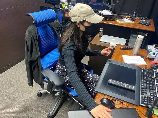 Tao Tsuchiya fun facts - Tao Tsuchiya working at her desk 