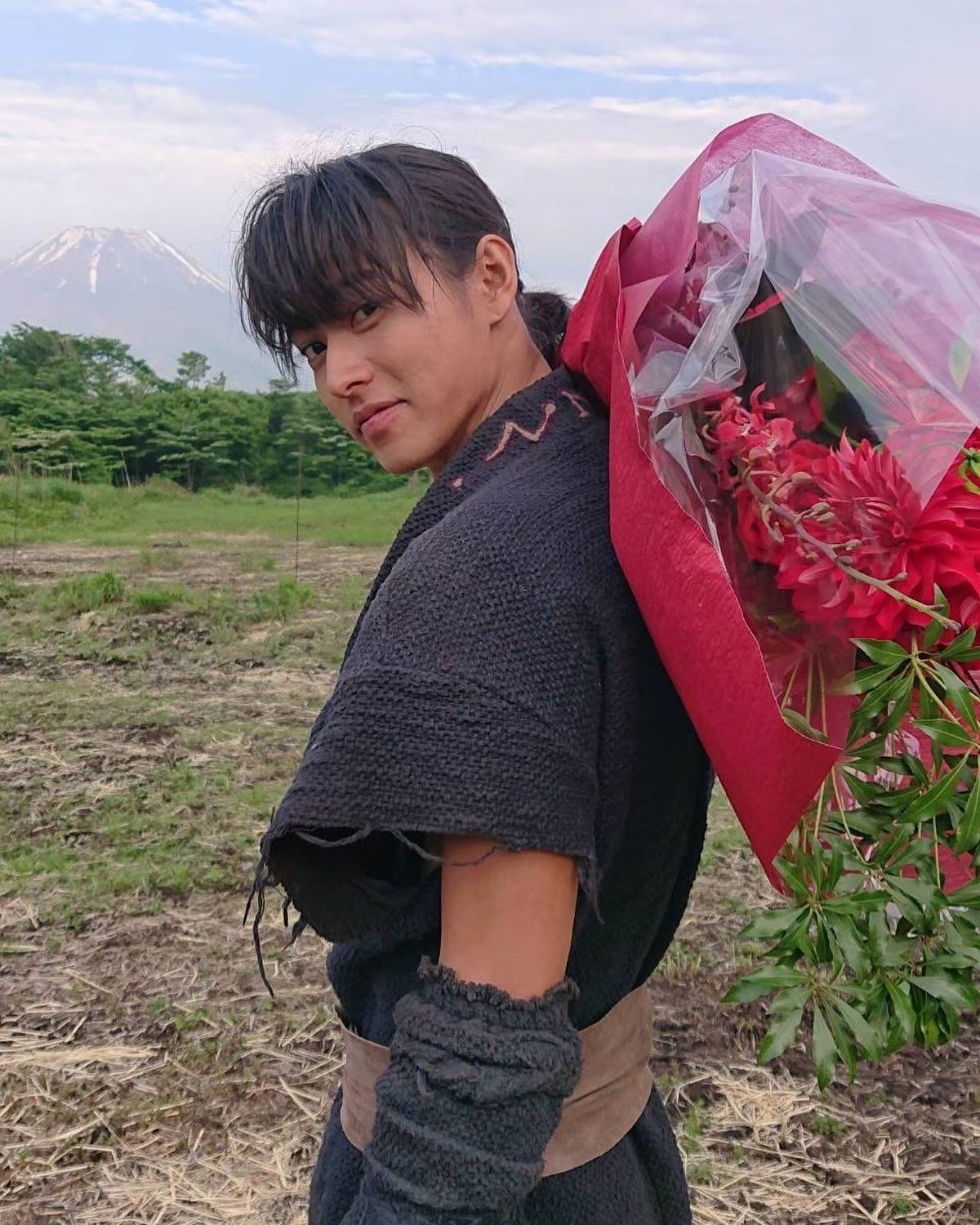 Kento Yamazaki facts - Kento Yamazaki holding a bouquet of flowers over his shoulder