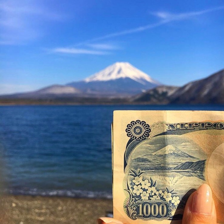 lakes in japan - 1000 yen bill
