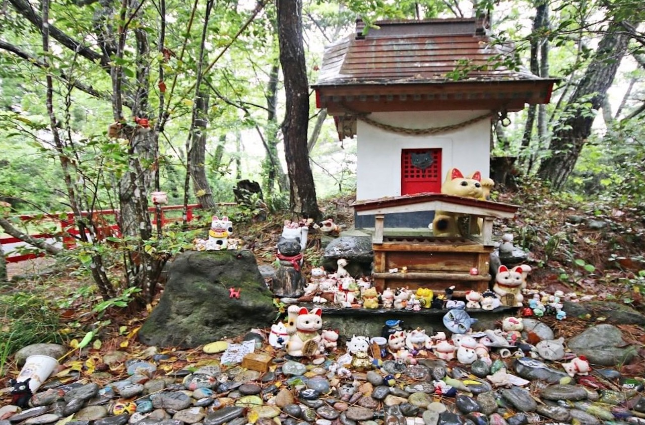 Tashirojima Island - cat shrine