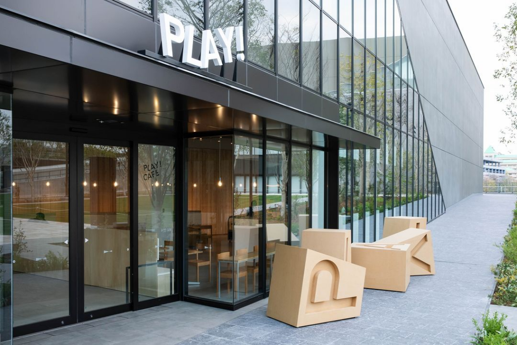 play! - exterior